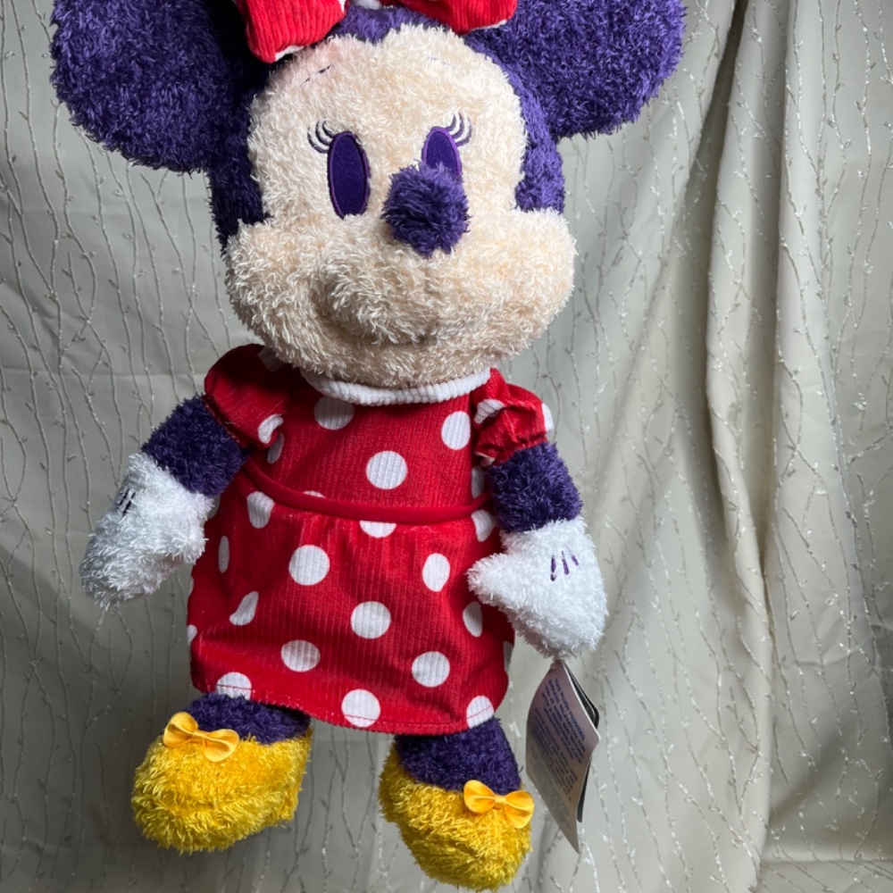Minnie Mouse - Picture 3 of 7